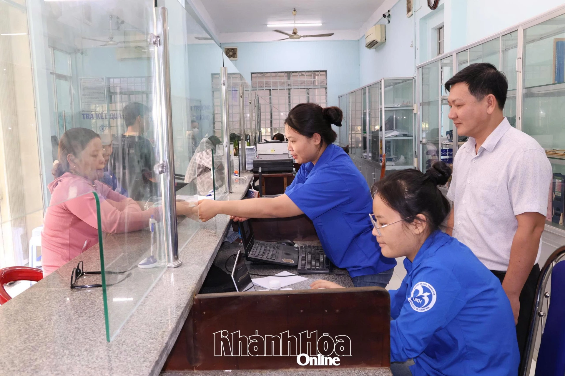 Sinh viên Trường Đại học Khánh Hòa hỗ trợ nghiệp vụ tại Trung tâm Phục vụ hành chính công xã Suối Hiệp.