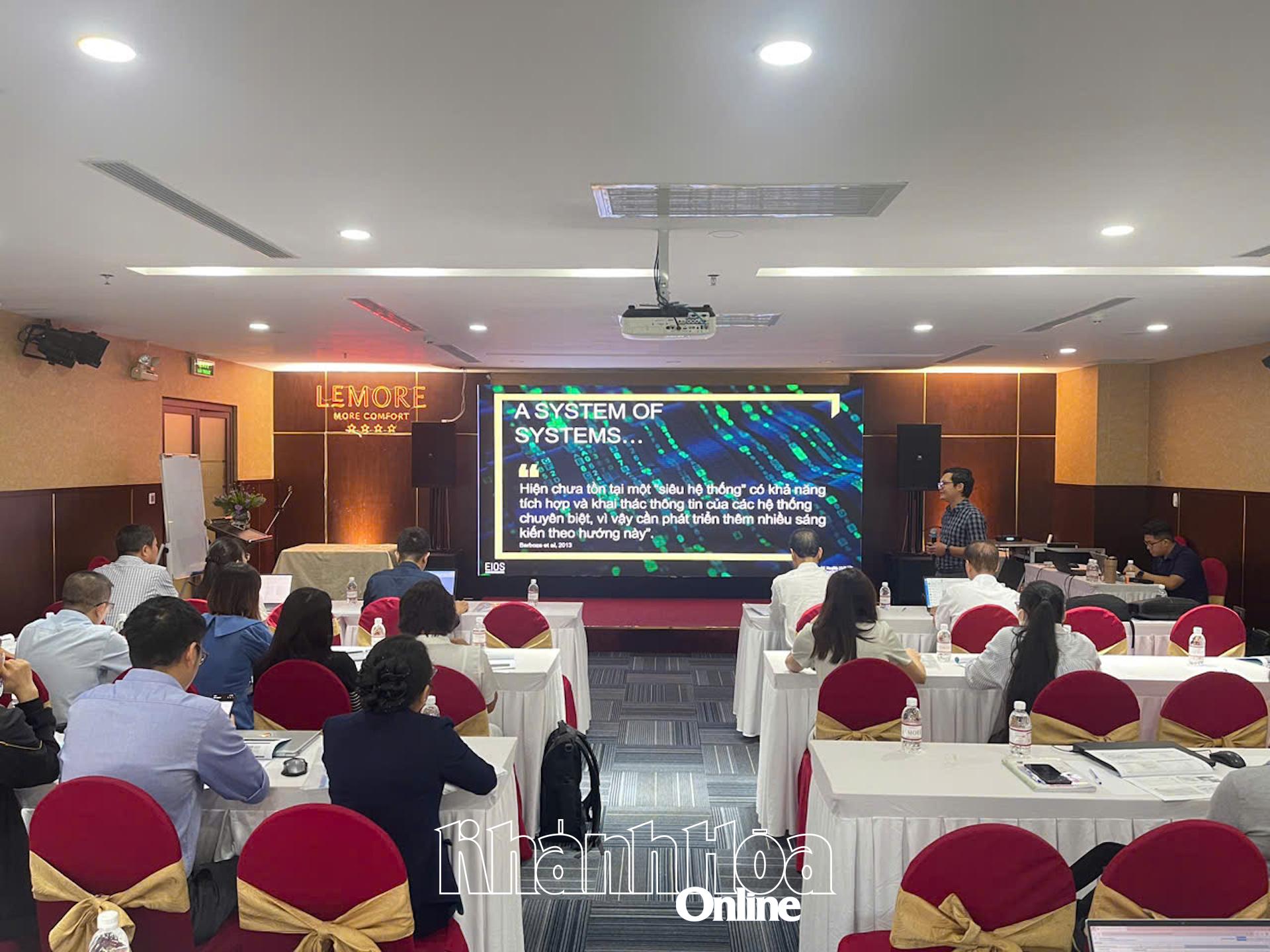 Các  đại  biểu  đang  được  nghe báo cáo về tính nặng và ứng dụng công cụ EIOS  