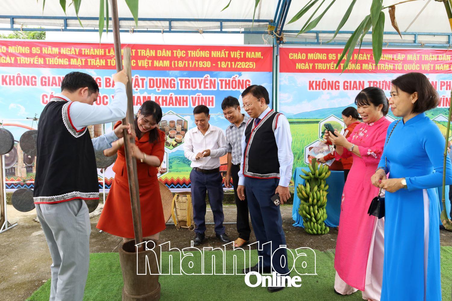 Các đại biểu tham quan gian trưng bằng vật dụng sinh hoạt truyền thống của các dân tộc trên địa bàn.