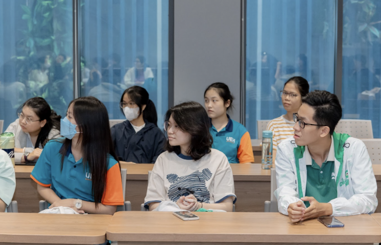 Hình 6. Các sinh viên chăm chú lắng nghe trong phiên thảo luận đặc biệt “Human Factor Challenges and StoryTelling in Game Design”

