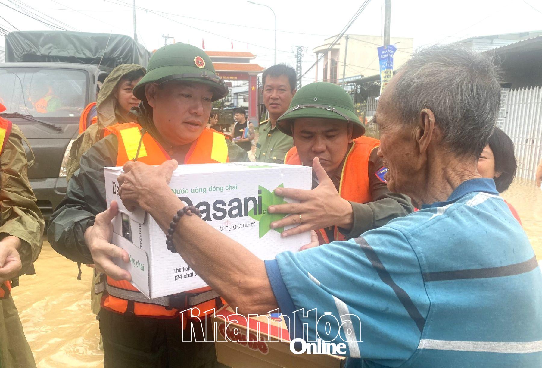Đồng chí Hồ Xuân Trường trao hỗ trợ nước uống cho người dân.