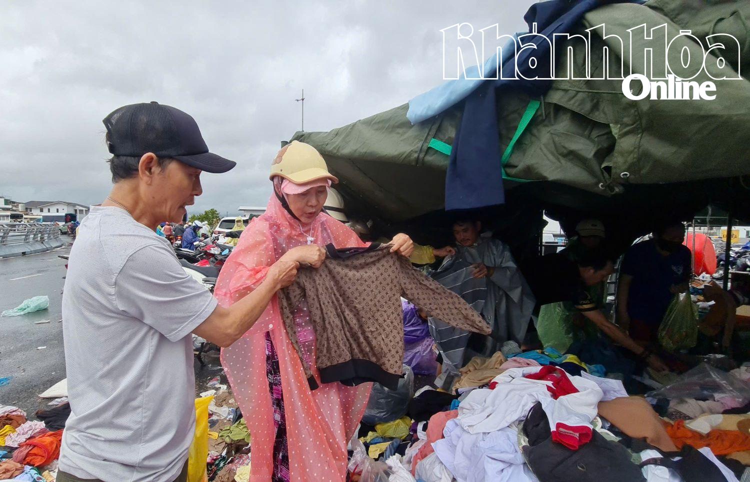 Người dân chọn quần áo khô để thay tại một trạm cứu trợ.