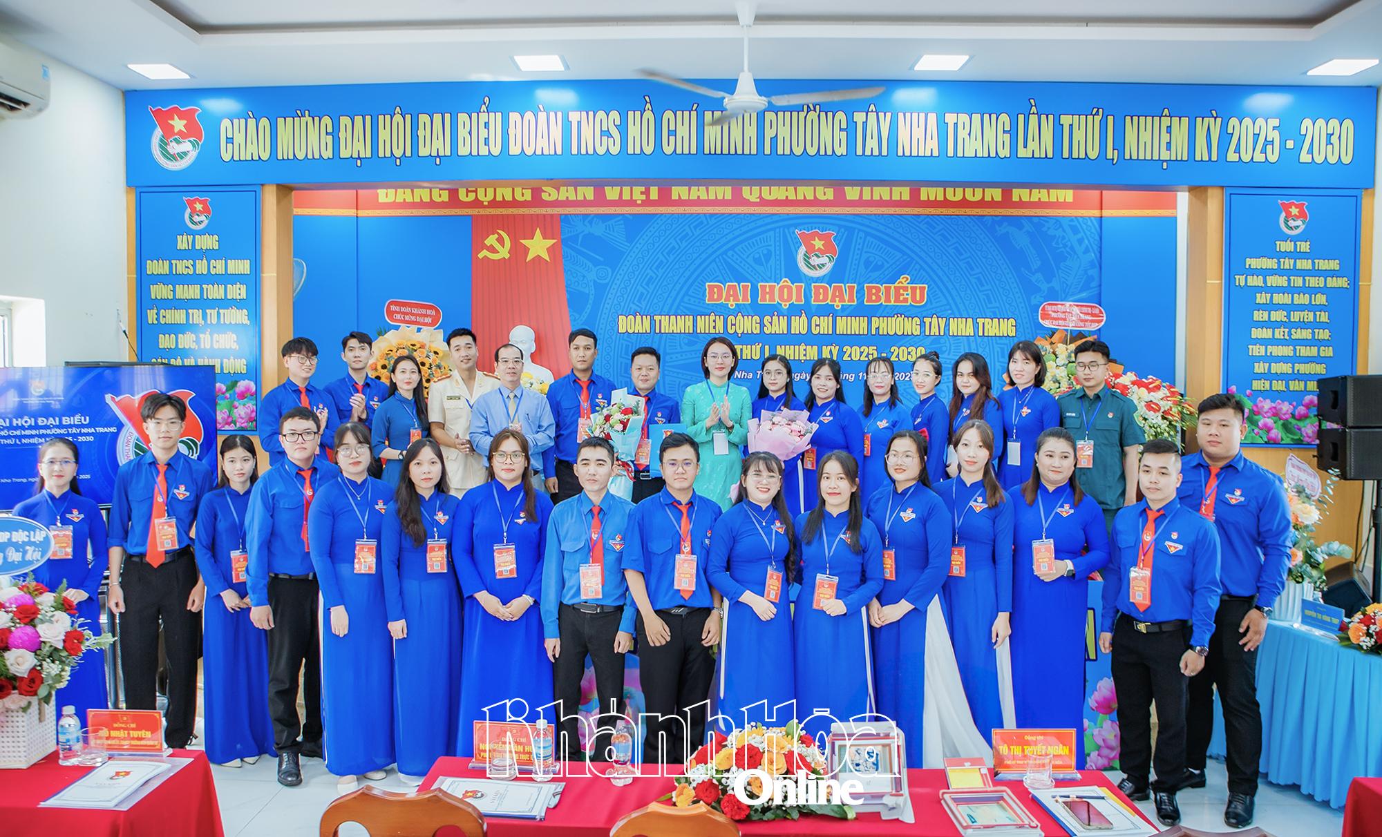 Ban Chấp hành Đoàn phường Tây Nha Trang nhiệm kỳ mới ra mắt Đại hội.