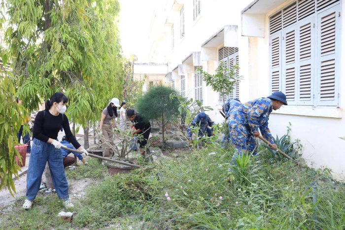 Lữ đoàn 101 phối hợp vệ sinh cảnh quan Trường THCS Quang Trung