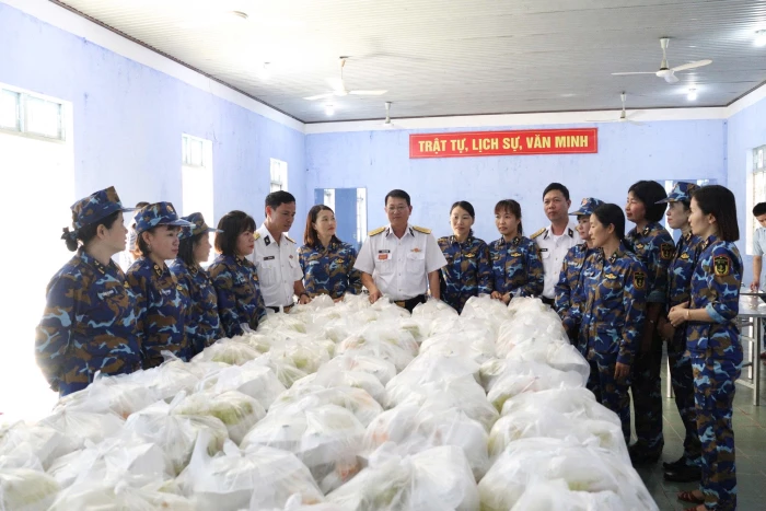 Hội Phụ nữ Lữ đoàn 101 nấu 2.000 suất cơm hỗ trợ người dân