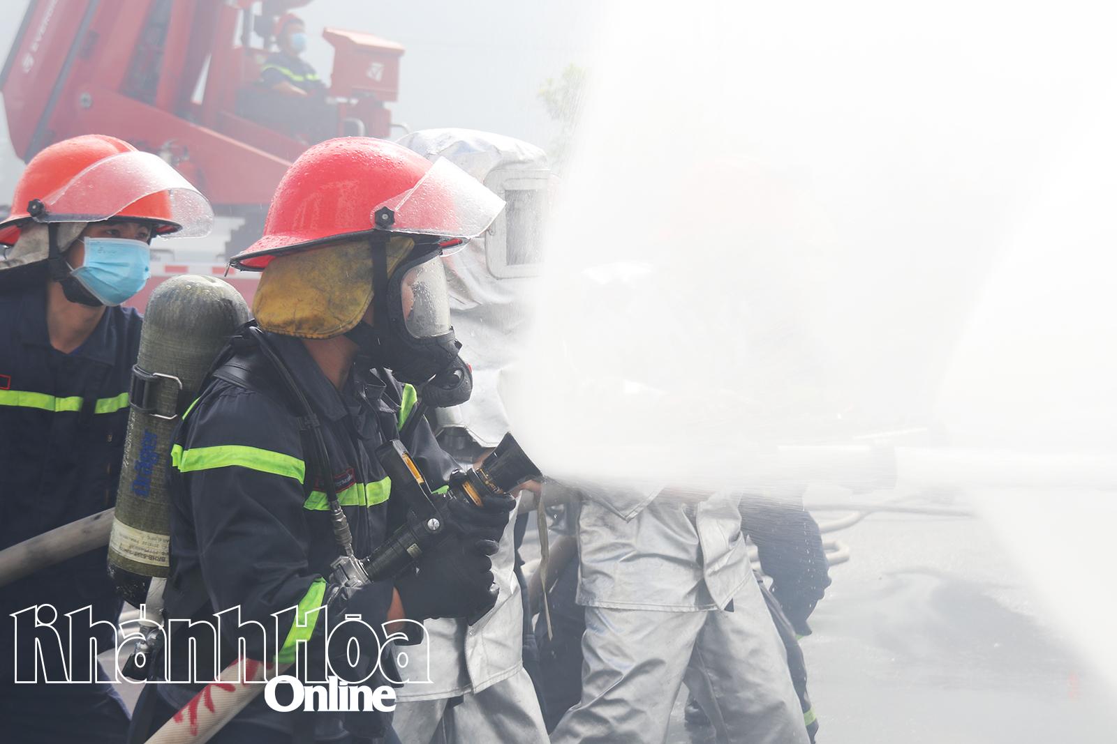 Các chiến sĩ chữa cháy tập trung phun bọt, dập lửa