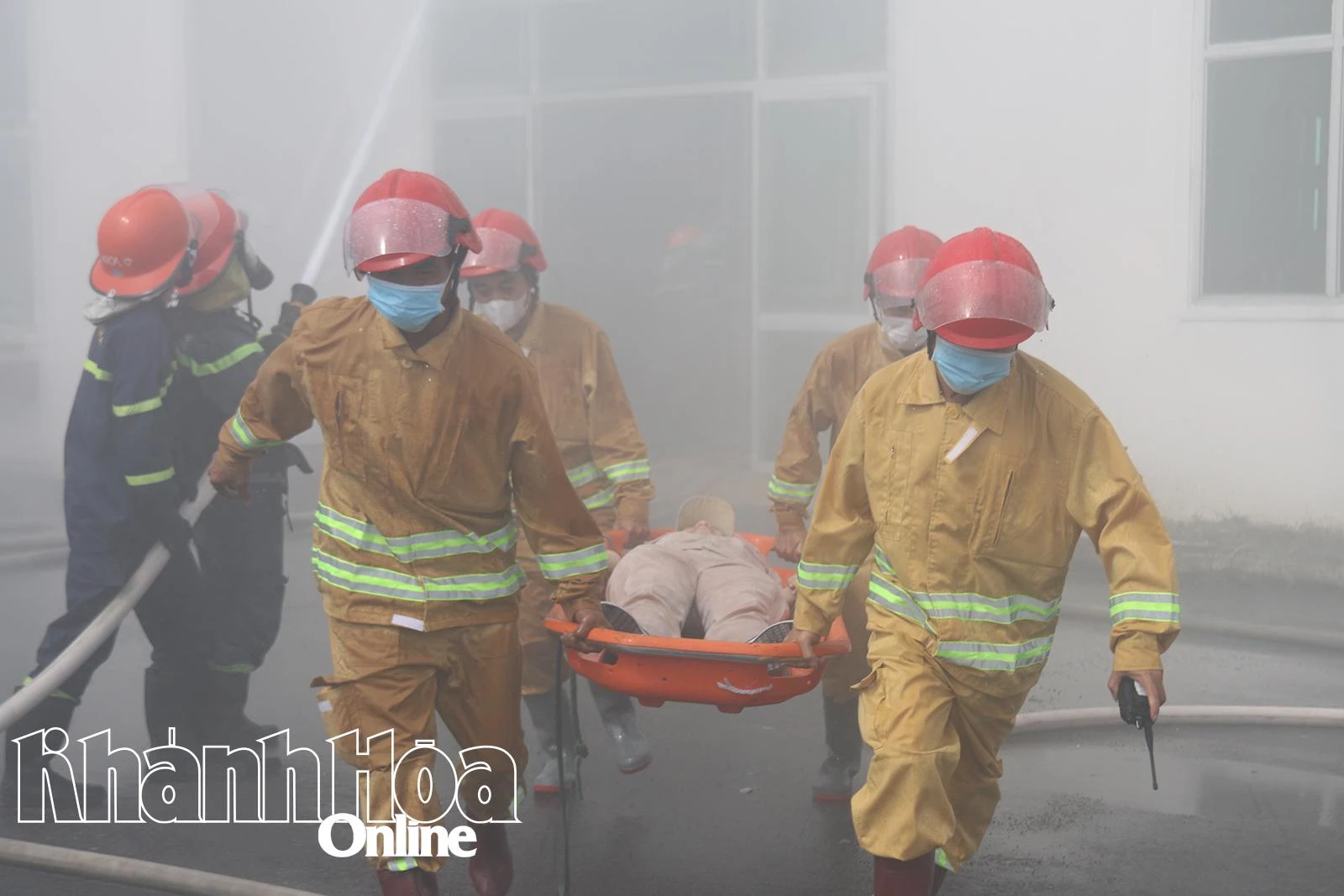 Lực lượng chữa cháy tại chỗ khẩn trương đưa người bị nạn ra khỏi hiện trường