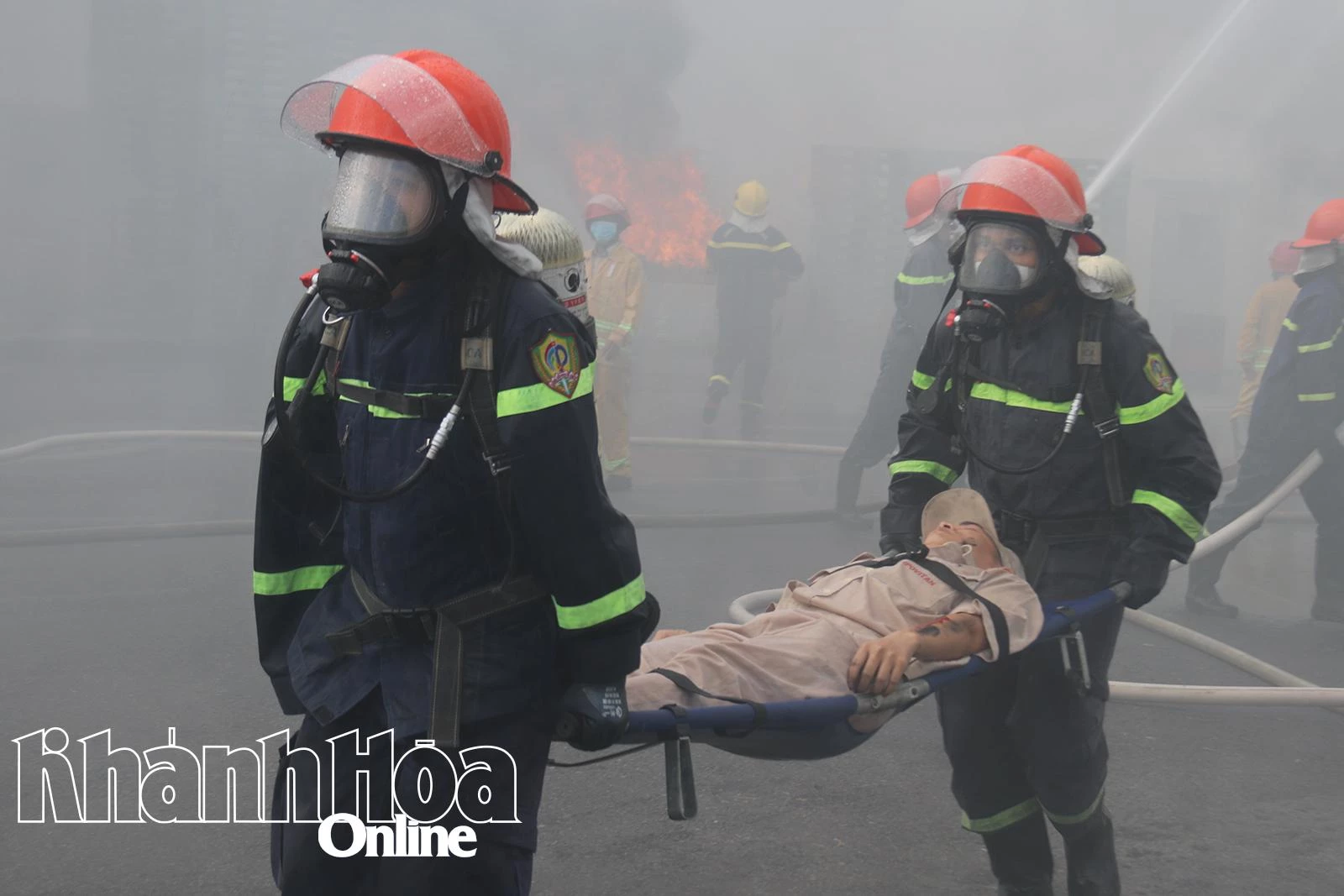 Lực lượng chữa cháy chuyên nghiệp di chuyển nạn nhân ra khỏi hiện trường