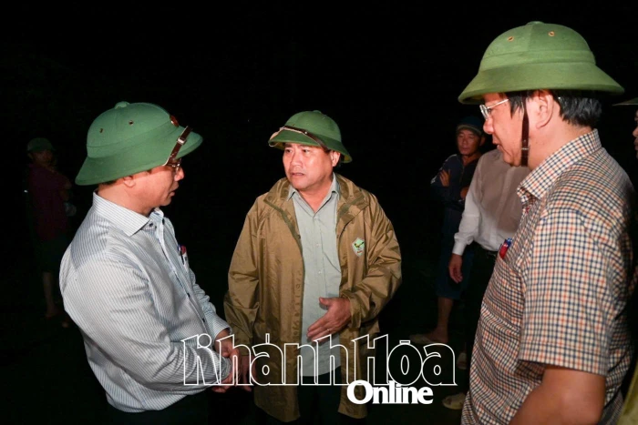 Phó Bí thư Tỉnh ủy Lâm Đông kiểm tra các điểm ngập nặng tại xã Phước Dinh