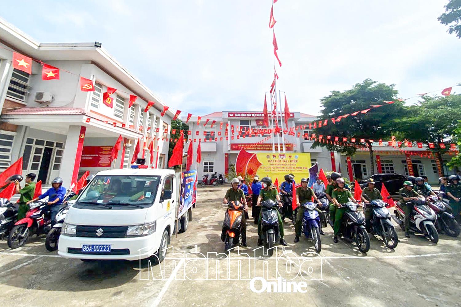 Lực lượng chức năng xã Phước Dinh trong ngày ra mắt mô hình Thôn không ma túy tại Bàu Ngứ.
