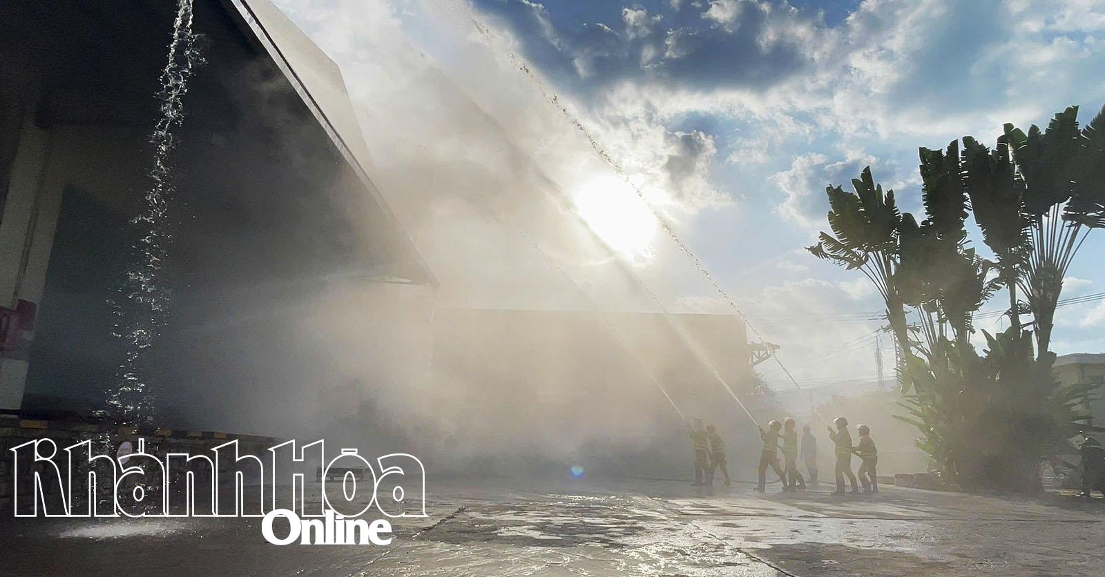 Lực lượng chữa cháy chuyên nghiệp phối hợp Đội phòng cháy chữa cháy tại chỗ tham gia dập lửa trong tình huống giả định