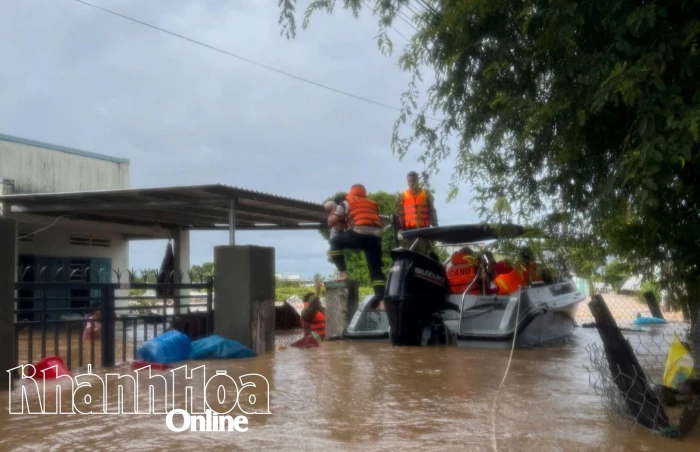 Gần 900 người trong vùng lũ được đưa đến nơi an toàn