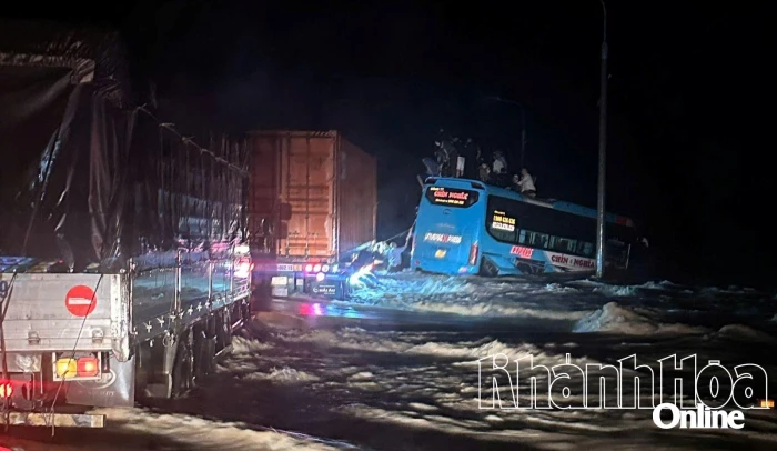 Kịp thời giải cứu 33 người trên xe khách bị lũ cuốn