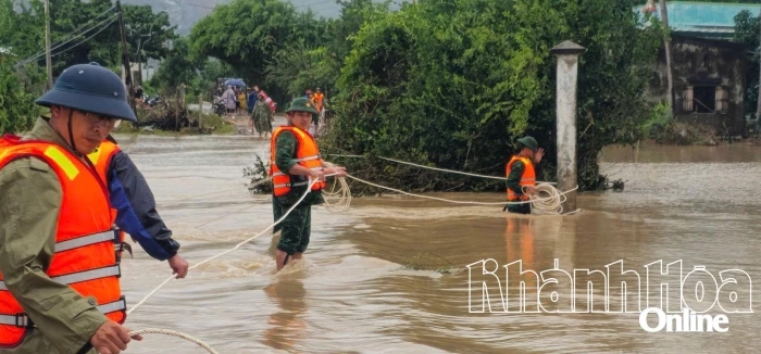 Đồn Biên phòng Cam Ranh kịp thời hỗ trợ bà con vùng lũ phường Ba Ngòi