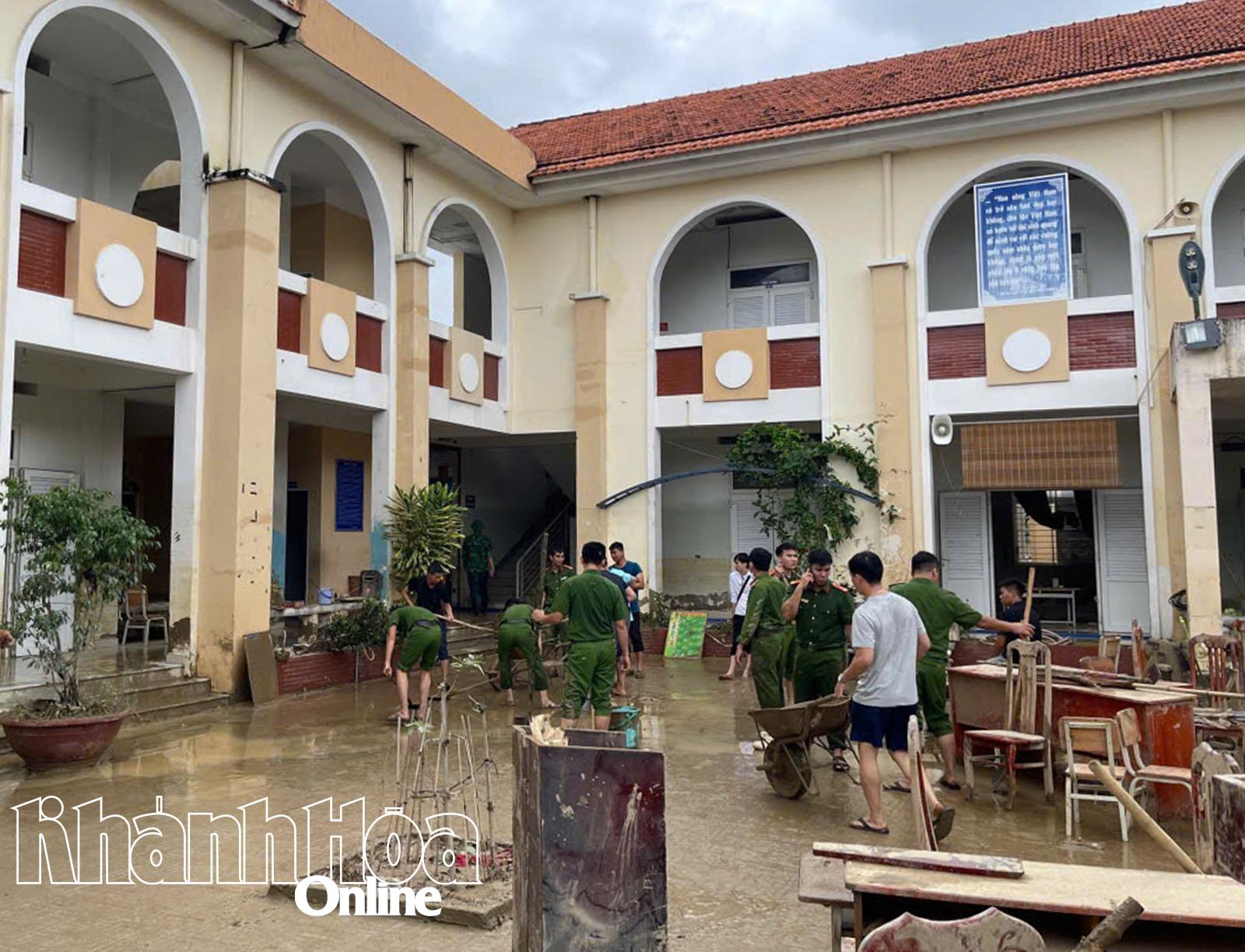 Cán bộ, chiến sĩ Phòng Cảnh sát điều tra tội phạm về ma túy Công an tỉnh chung tay làm sạch bùn đất do lũ lụt tại các trường học trên địa bàn tỉnh.