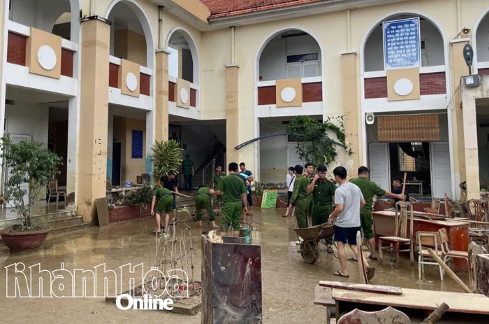 Phòng Cảnh sát điều tra tội phạm về ma túy kịp thời hỗ trợ nhân dân khắc phục hậu quả mưa lũ