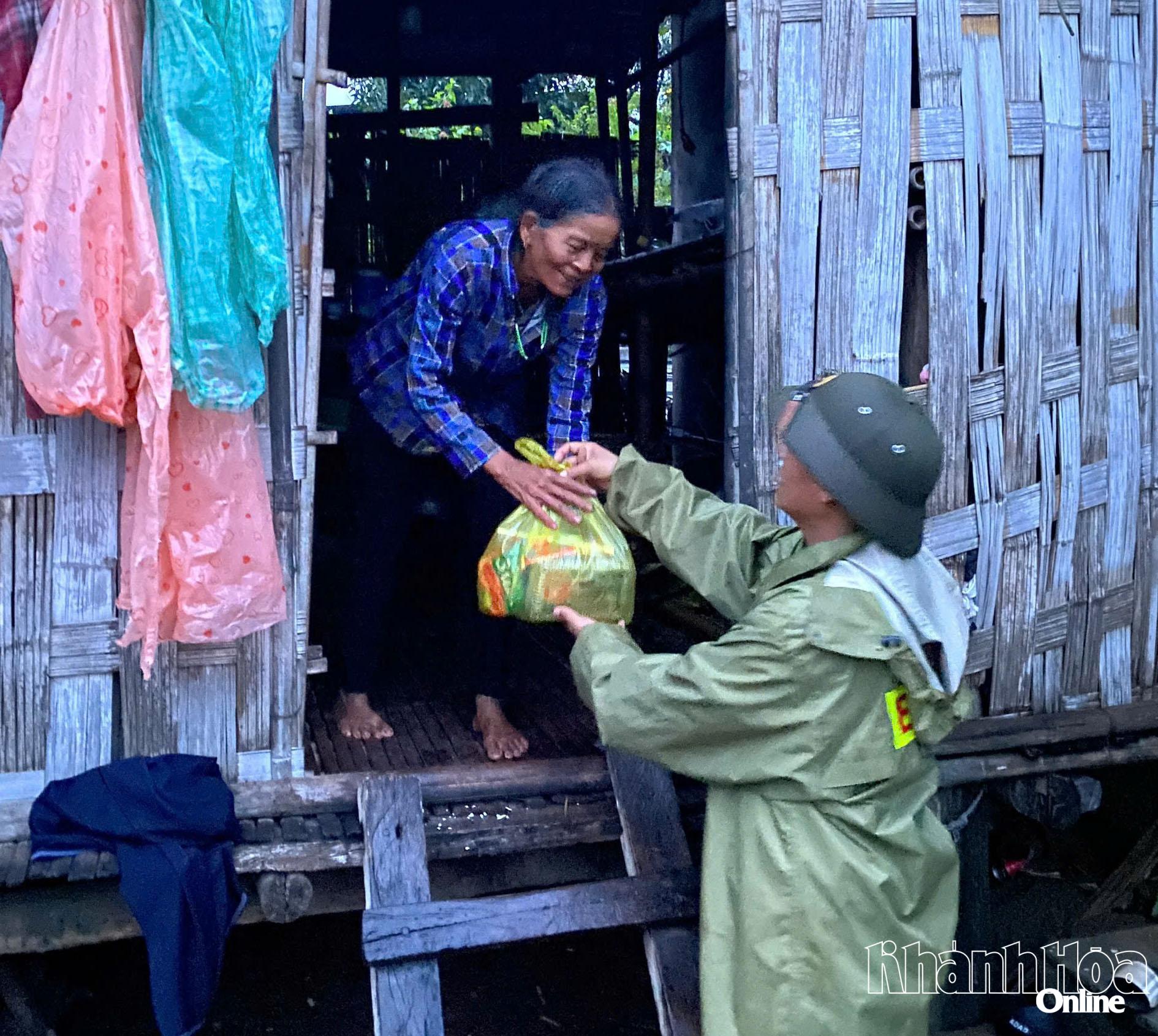 Công an xã Tây Khánh Sơn mang thực phẩm cứu trợ đến tận tay đồng bào