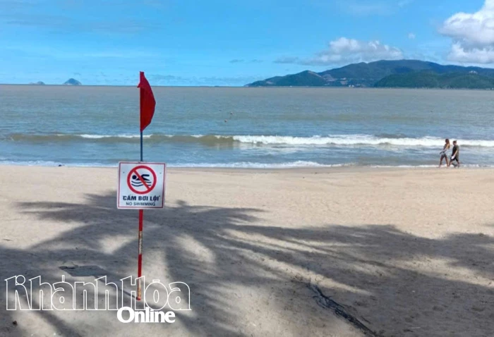 Cảnh báo người dân, du khách không tắm biển trong thời gian ảnh hưởng bão số 13