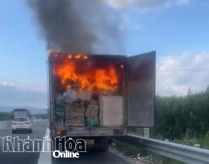 Xe tải chở thư báo bốc cháy trên cao tốc Vân Phong - Nha Trang