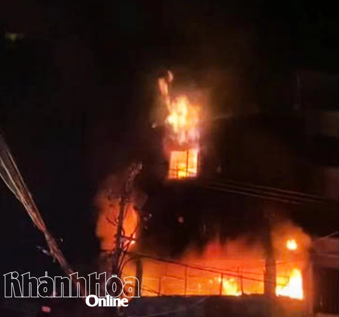 Cháy nhà 4 tầng lúc rạng sáng, chiến sĩ chữa cháy giải cứu một nạn nhân