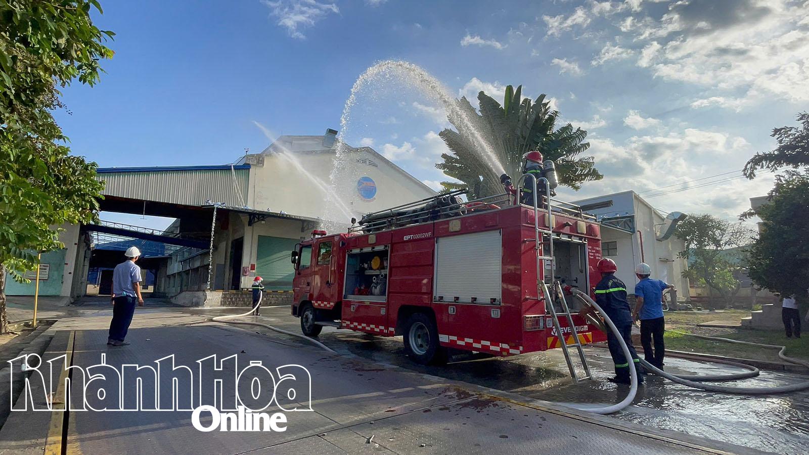 Xe chữa cháy được cơ động tới hiện trường tham gia dập lửa.