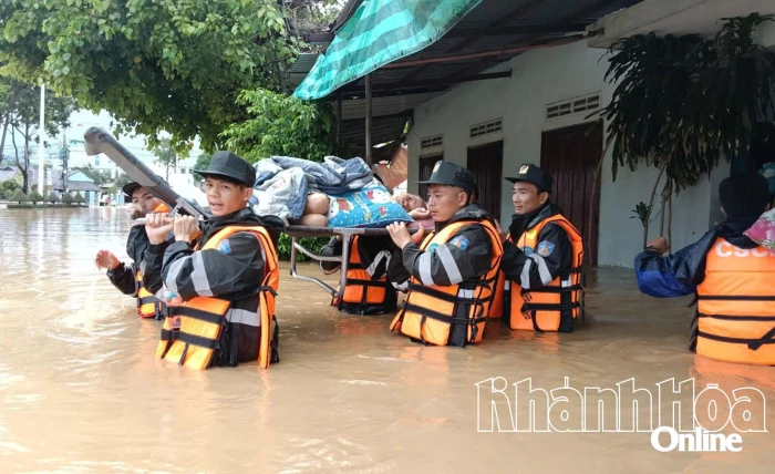 50 cán bộ, chiến sĩ Cảnh sát cơ động tăng cường đến phường Tây Nha Trang giúp dân