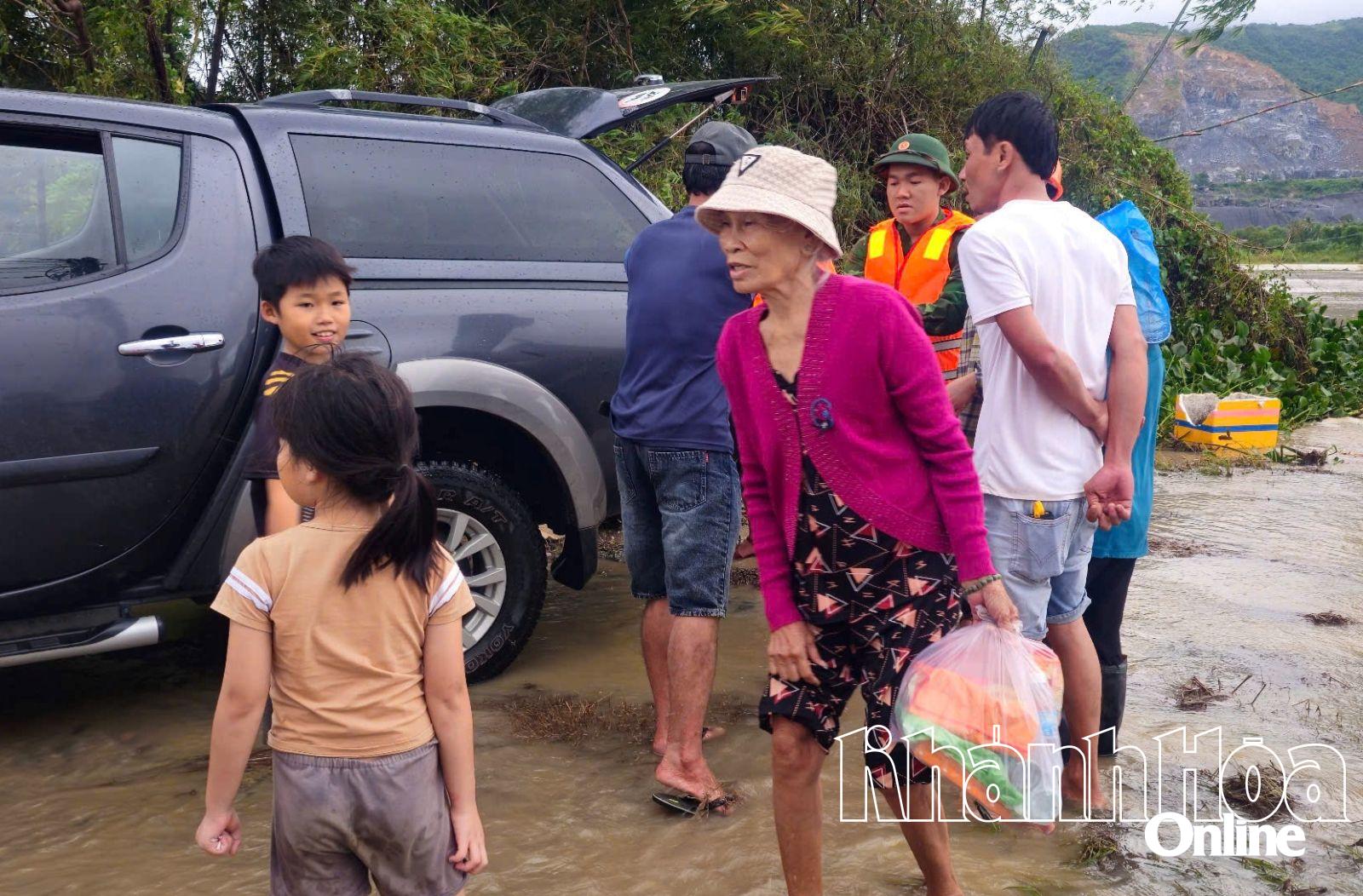 Các phần quả được trao đến tận tay người dân