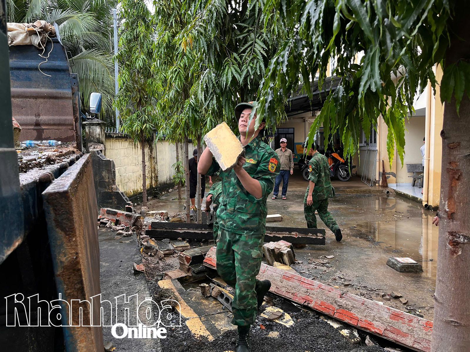 Cán bộ, chiến sĩ khẩn trương thu dọn một số hạng mục tường bị sập 