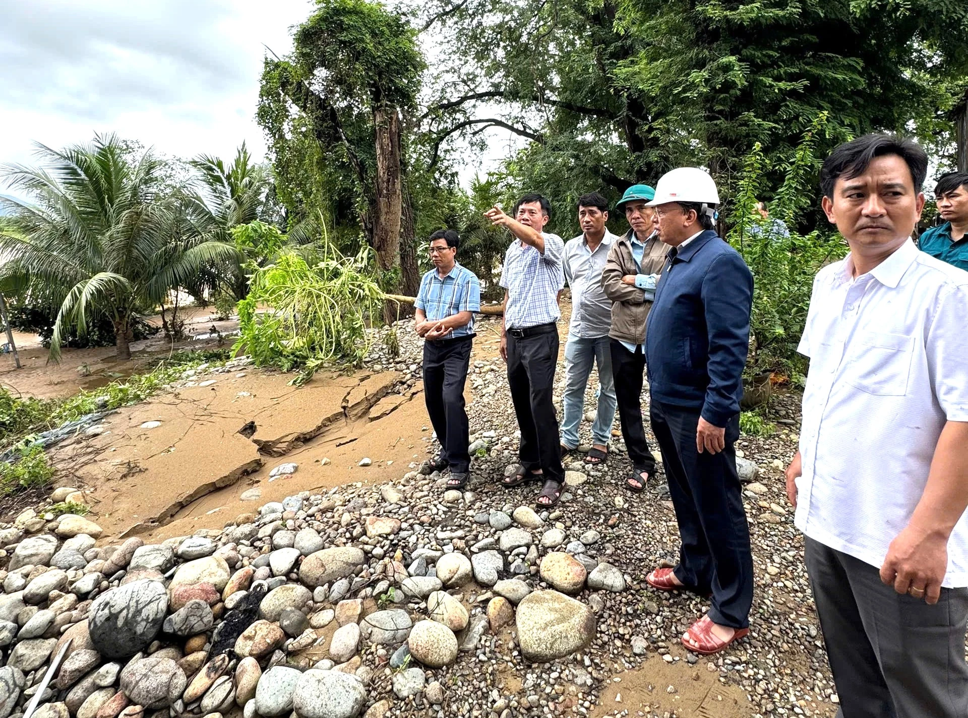 Đồng chí Lê Huyền kiểm tra đoạn bị sạt lở ở bờ đê sông Cái.