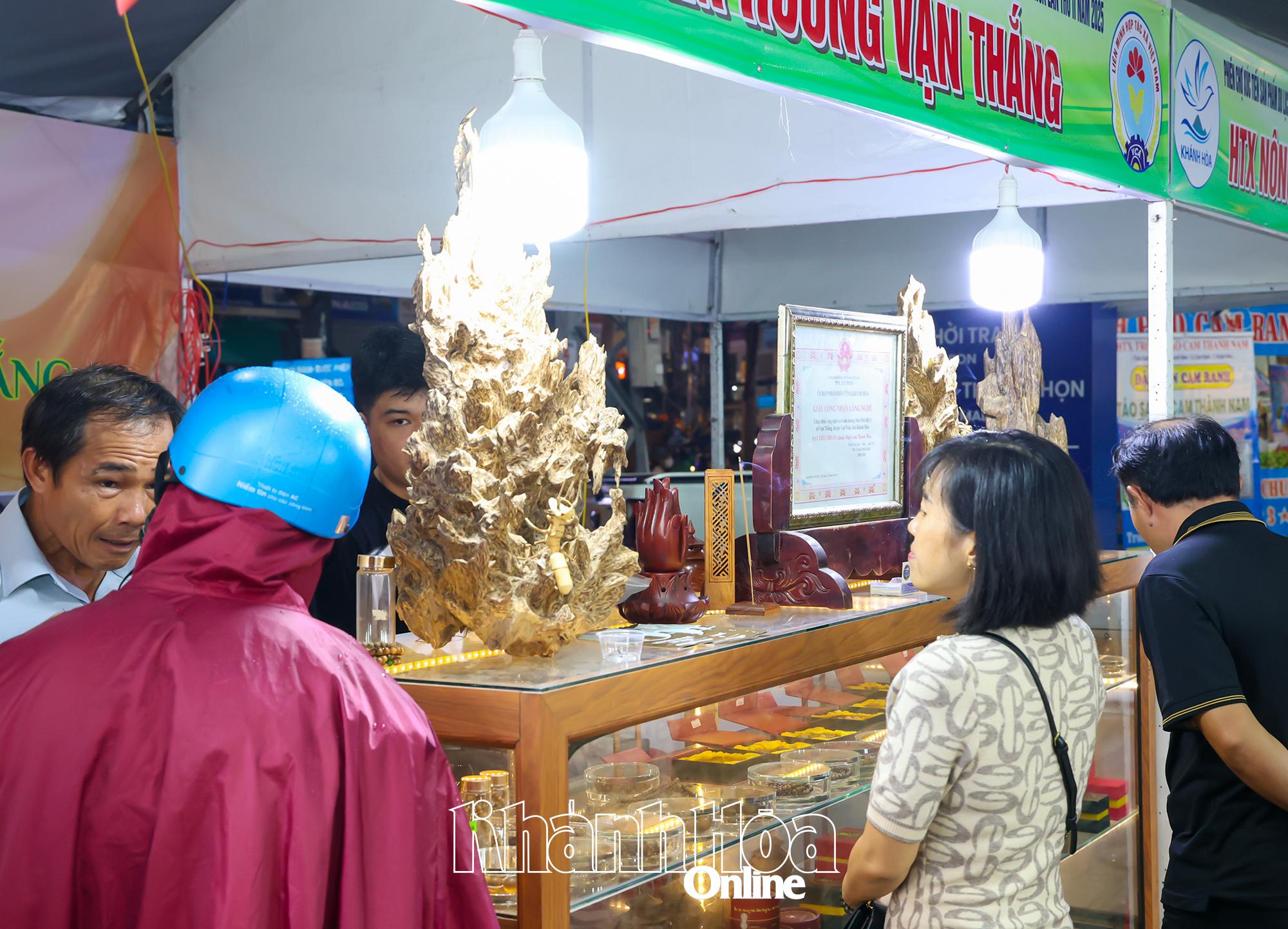 Báo Dân Xã Gian hàng trầm hương đến từ xã Vạn Ninh.