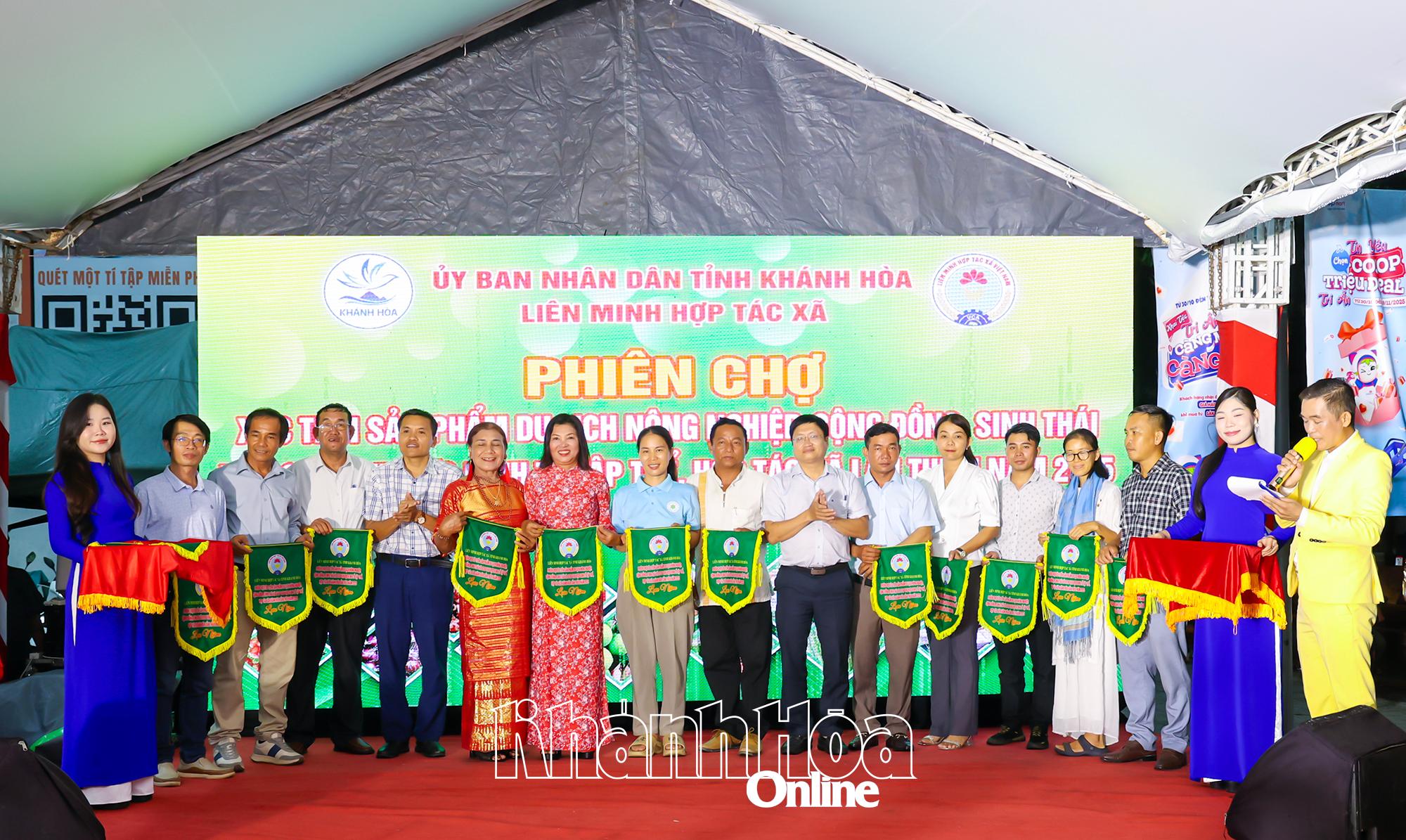 Báo Dân Xã Ban tổ chức tặng cờ lưu niệm cho các đơn vị tham gia.