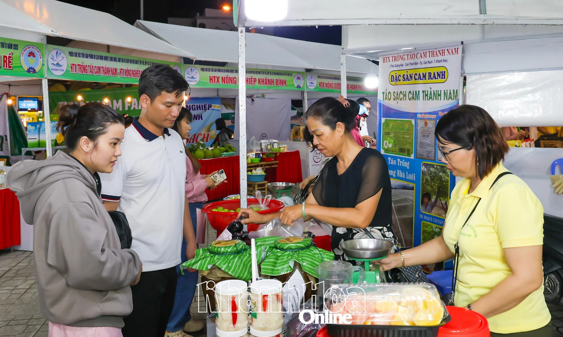 Báo Dân Xã Người dân mua sắm tại phiên chợ.