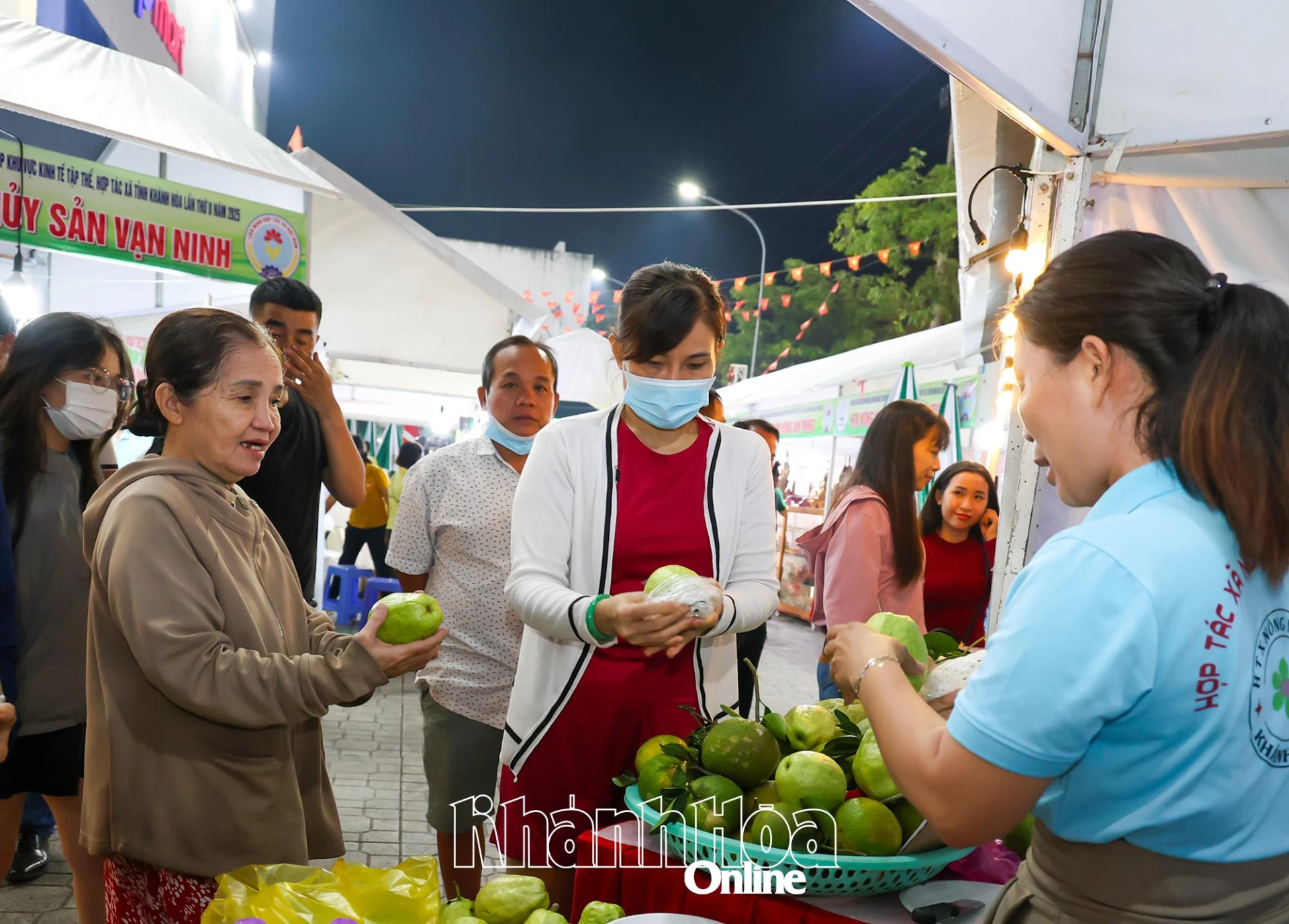 Báo Dân Xã Gian hàng trái cây tươi hút khách.