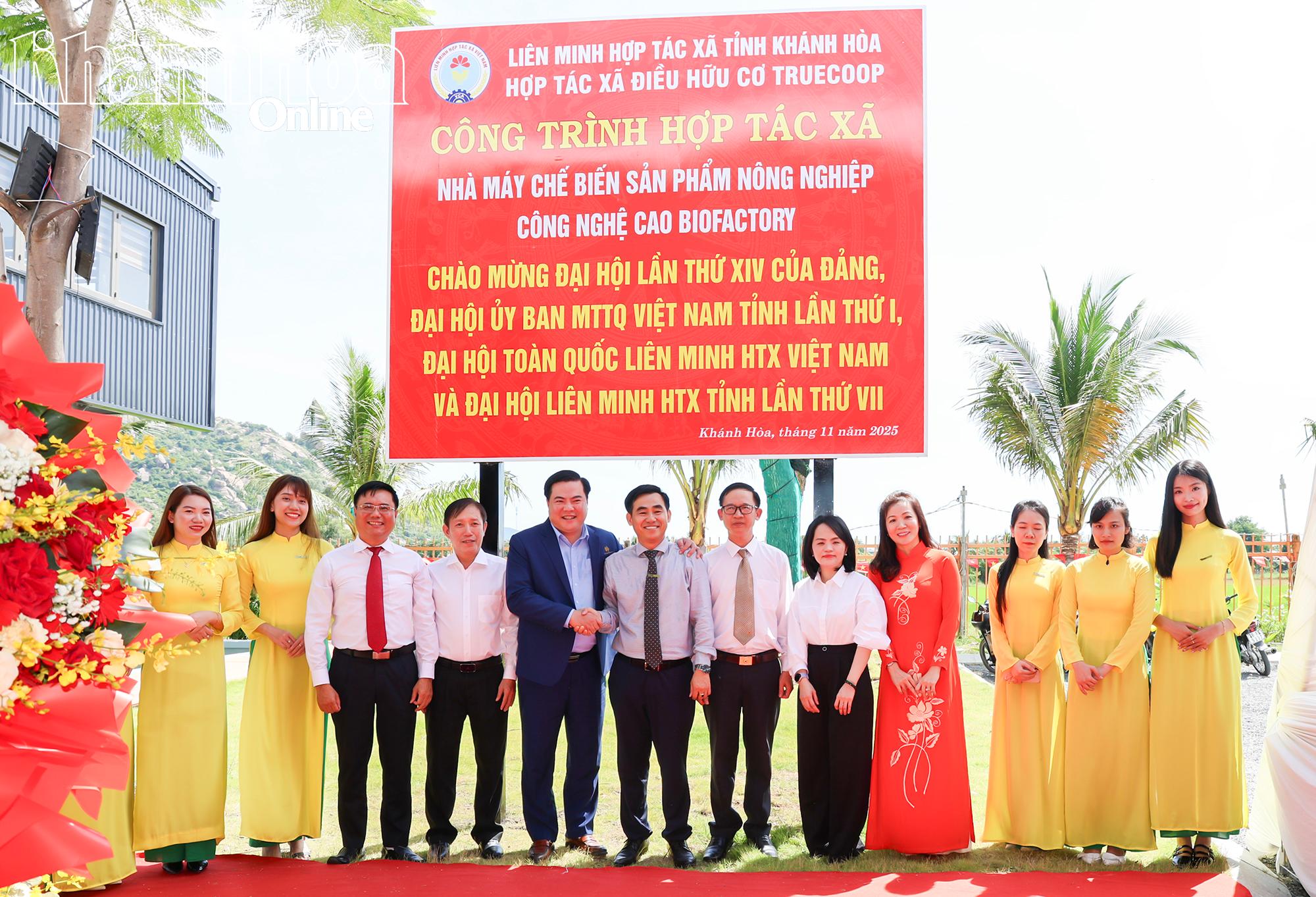 Gắn biển công trình chào mừng Đại hội 