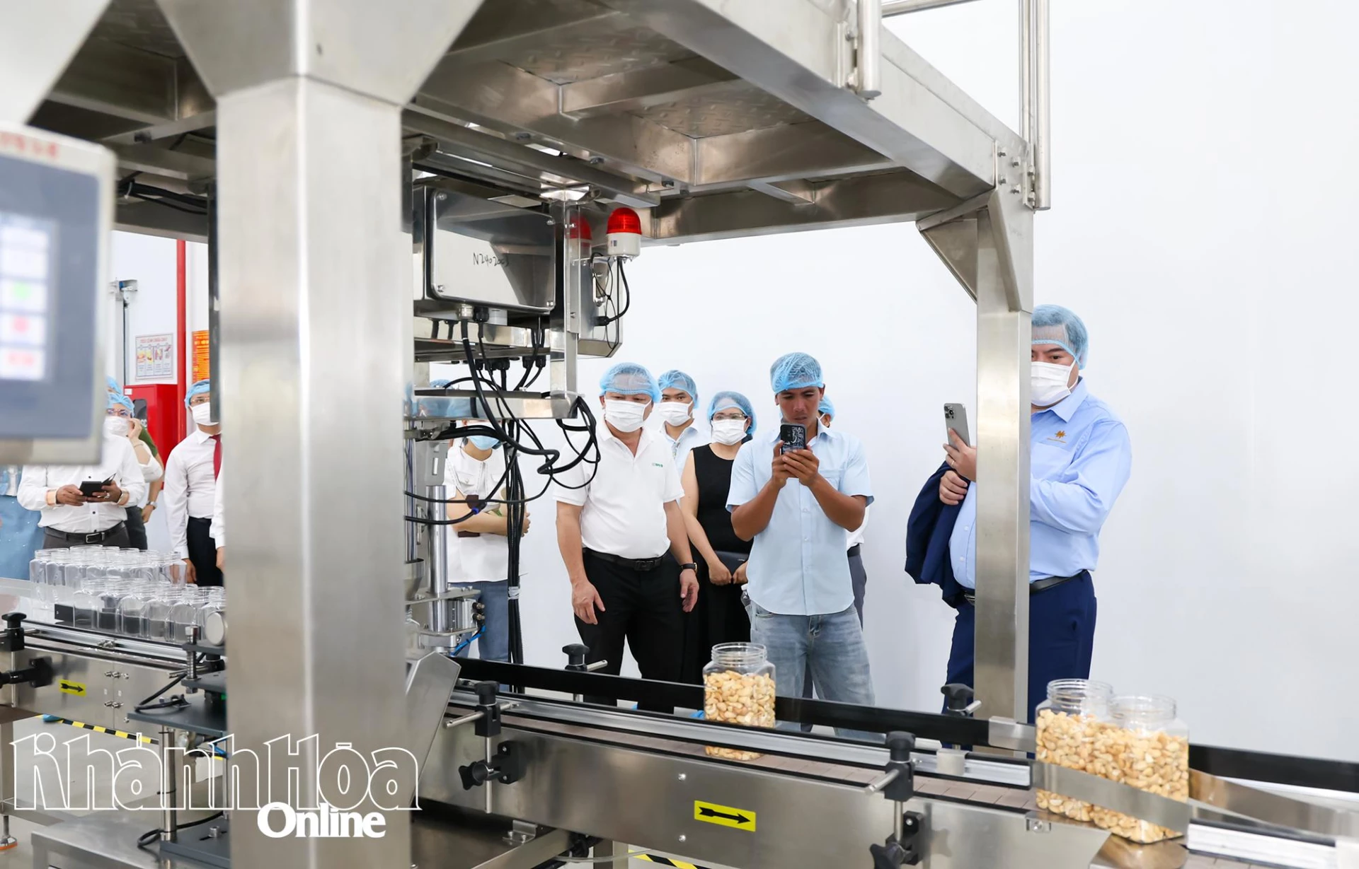 Các đại biểu tham quan, tìm hiểu dây chuyền chế biến hạt điều hữu cơ của nhà