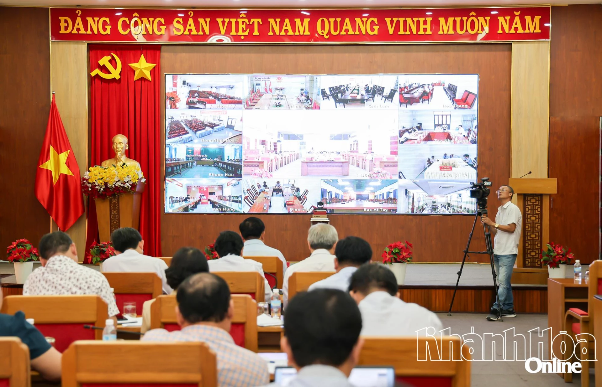 Quang cảnh cuộc họp trực tiếp và trực tuyến.