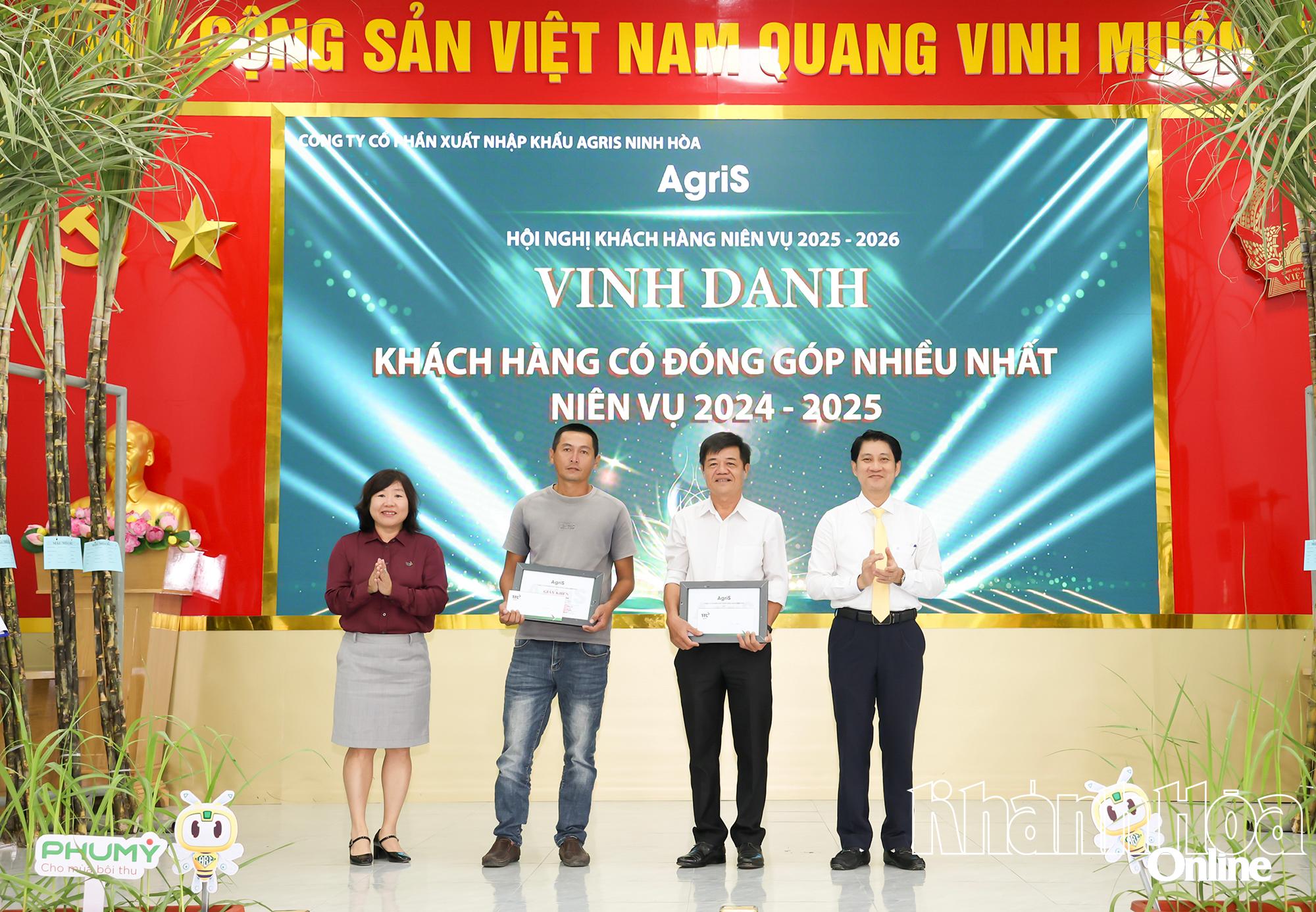 Trao khen thưởng cho các hộ trồng mía tiêu biểu.
