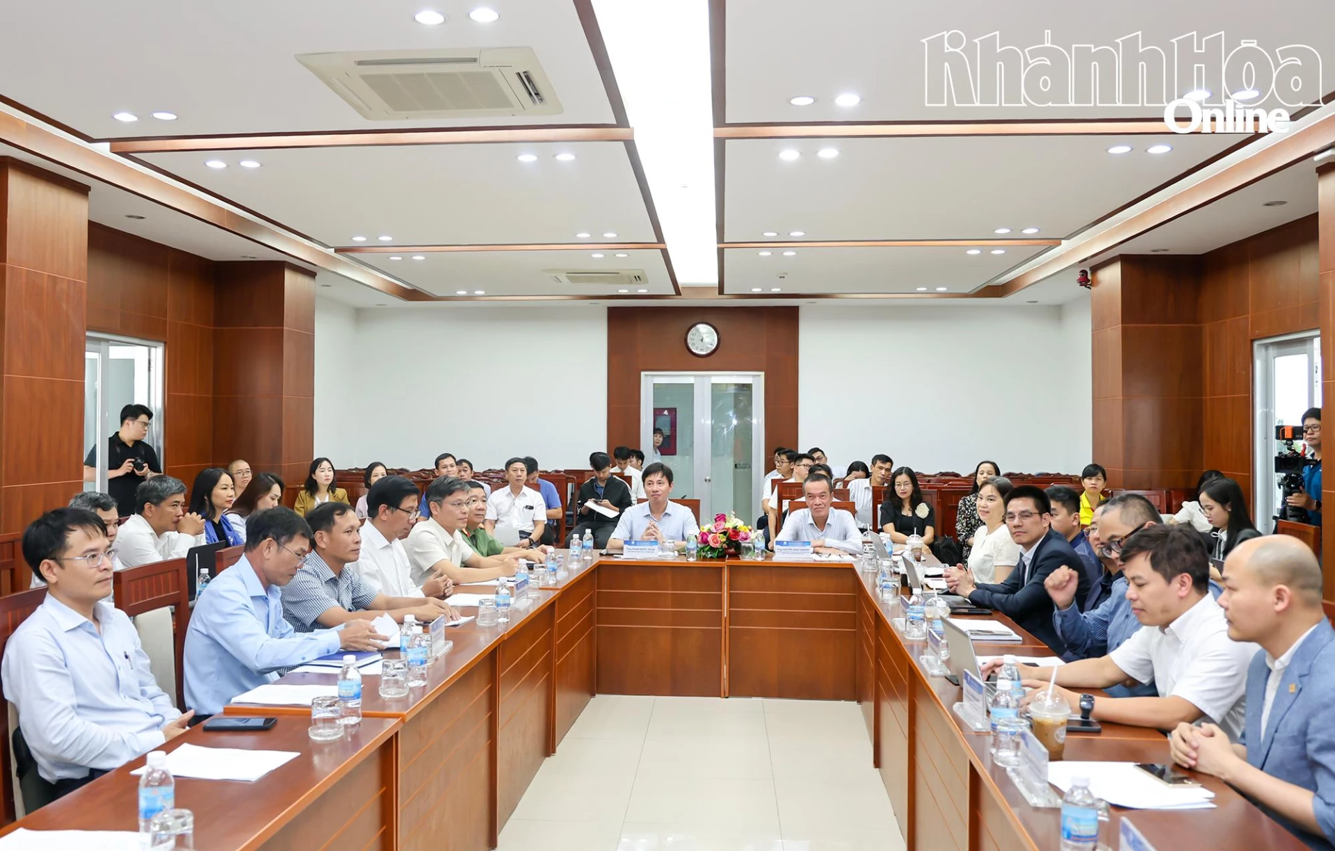 Các đại biểu tham dự buổi tọa đàm