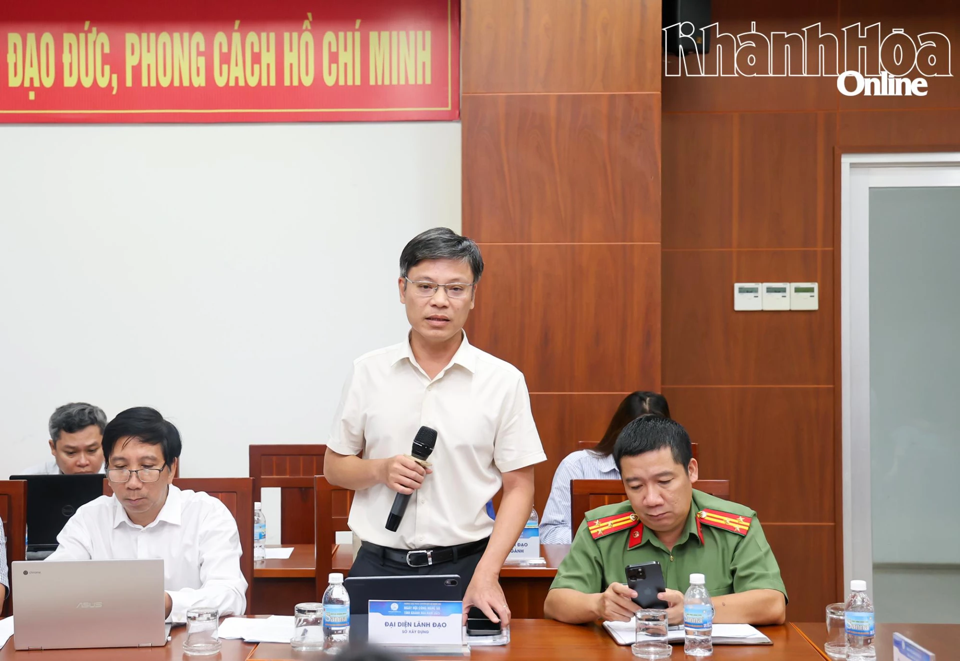 Đại diện Sở Xây dựng thông tin về thực trạng và thách thức trong quản lý phát triển đô thị thông minh tại Khánh Hòa.