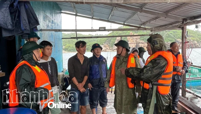 Xã Nam Cam Ranh quyết liệt vận động người lao động trên các lồng, bè vào bờ an toàn