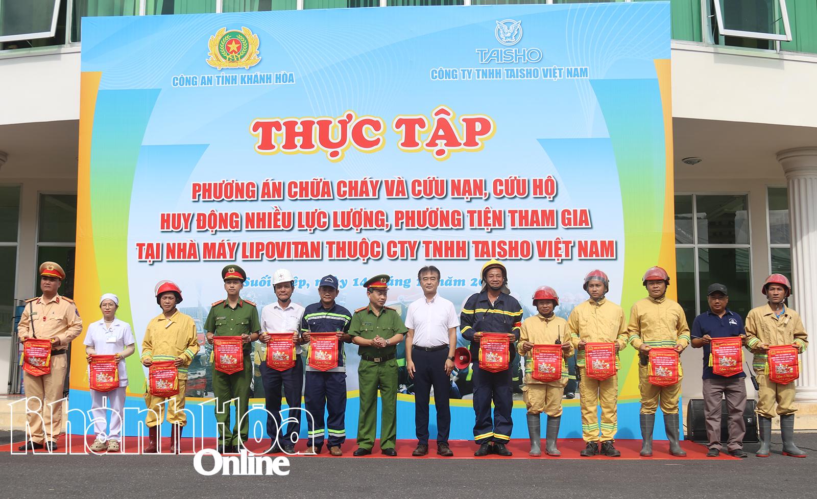 Ban Chỉ huy tặng cờ lưu niệm cho các lực lượng tham gia thực tập phương án chữa cháy và cứu nạn, cứu hộ