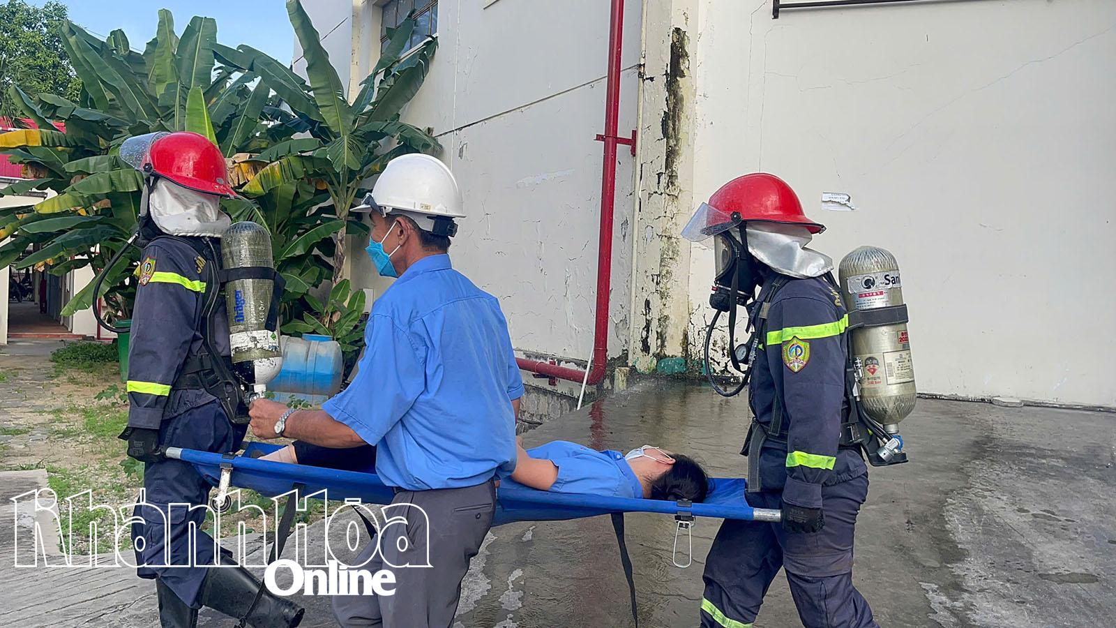 Khẩn trương di chuyển người bị nạn ra khỏi hiện trường