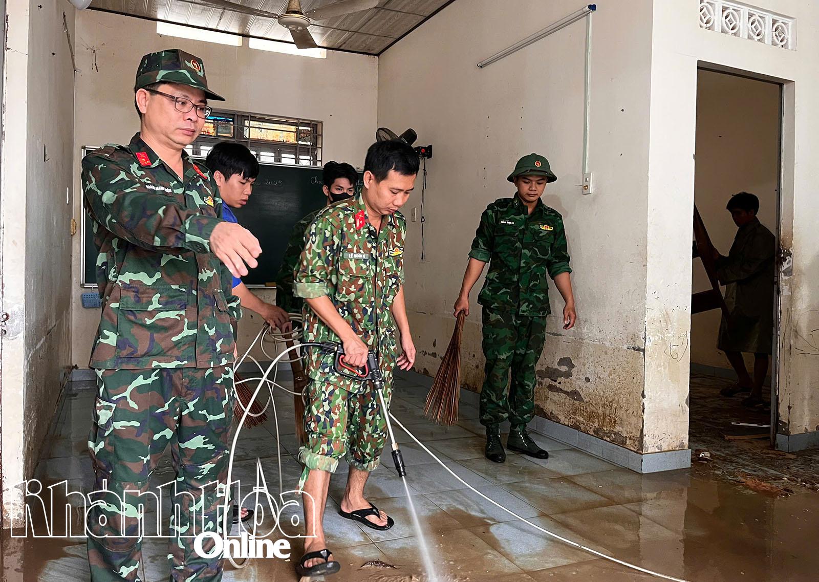 Các phòng học, hành lang, khuôn viên nhanh chóng được làm sạch