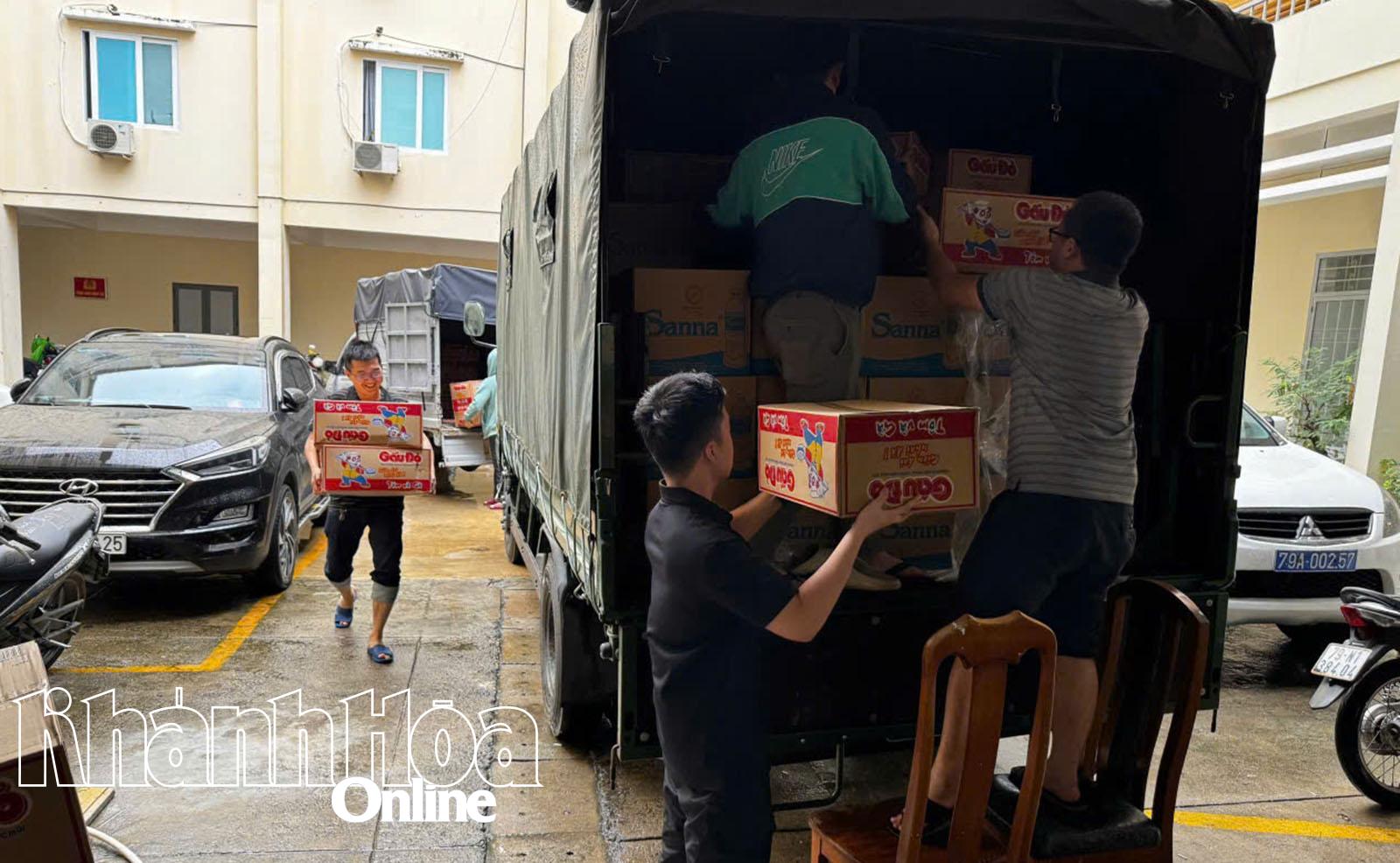 Cán bộ, chiến sĩ Phòng Cảnh sát điều tra tội phạm về ma túy khẩn trương chuyển nhu yếu phẩm đến hỗ trợ nhân dân