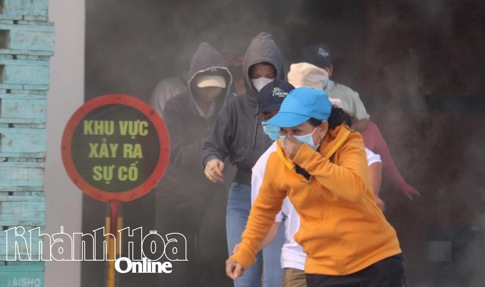 Phát hiện đám cháy, các công nhân lập tức tháo chạy khỏi khu vực