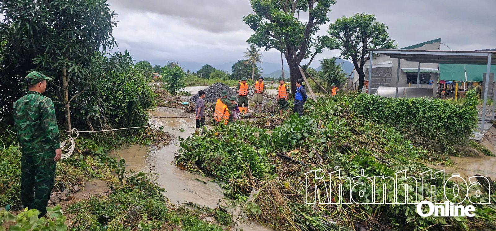 Đoàn công tác băng qua một khu vực vốn bị ngập sâu do mưa lũ, tiếp cận một hộ dân