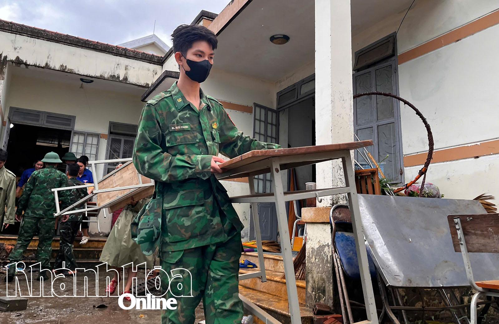 Sau khi lau chùi sạch sẽ bàn ghế, các chiến sĩ cũng giúp sắp xếp lại 