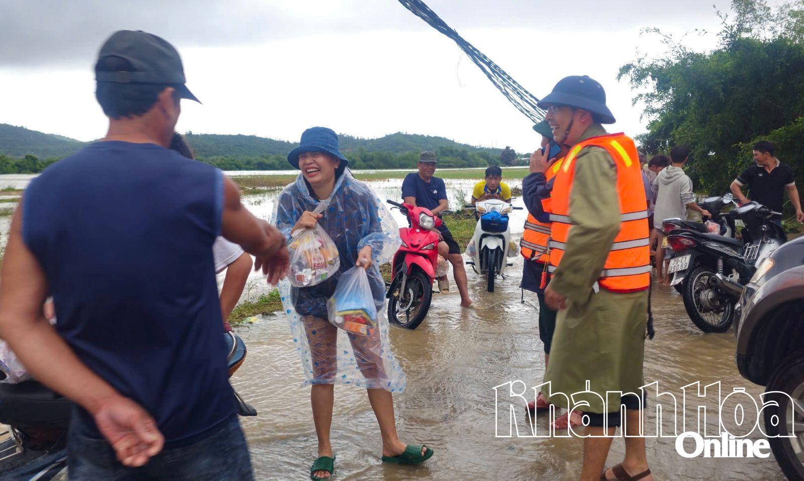 Người dân địa phương phấn khởi khi được trao tận tay các phần quà ý nghĩa