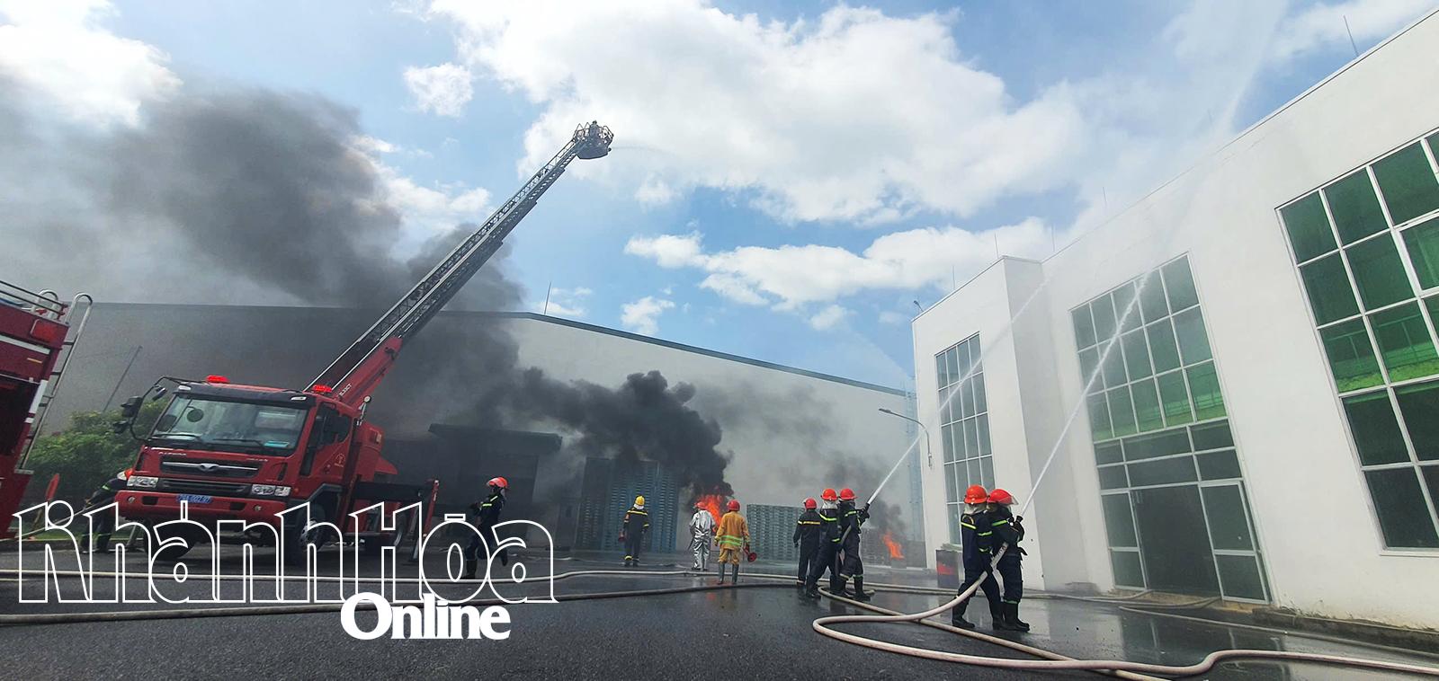 Lực lượng chữa cháy chuyên nghiệp tham gia chữa cháy tại hiện trường