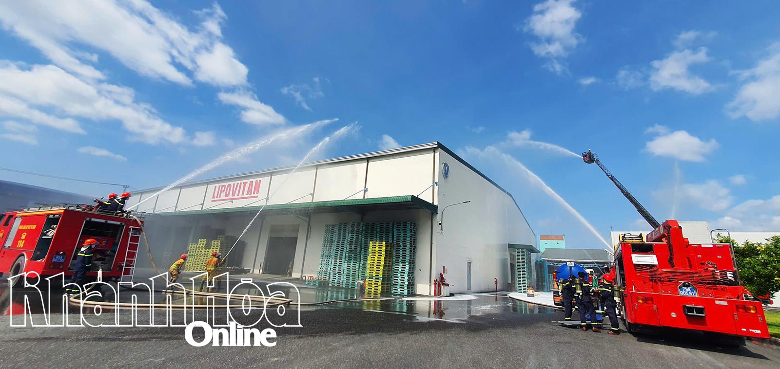 Công tác chữa cháy được triển khai từ nhiều hướng